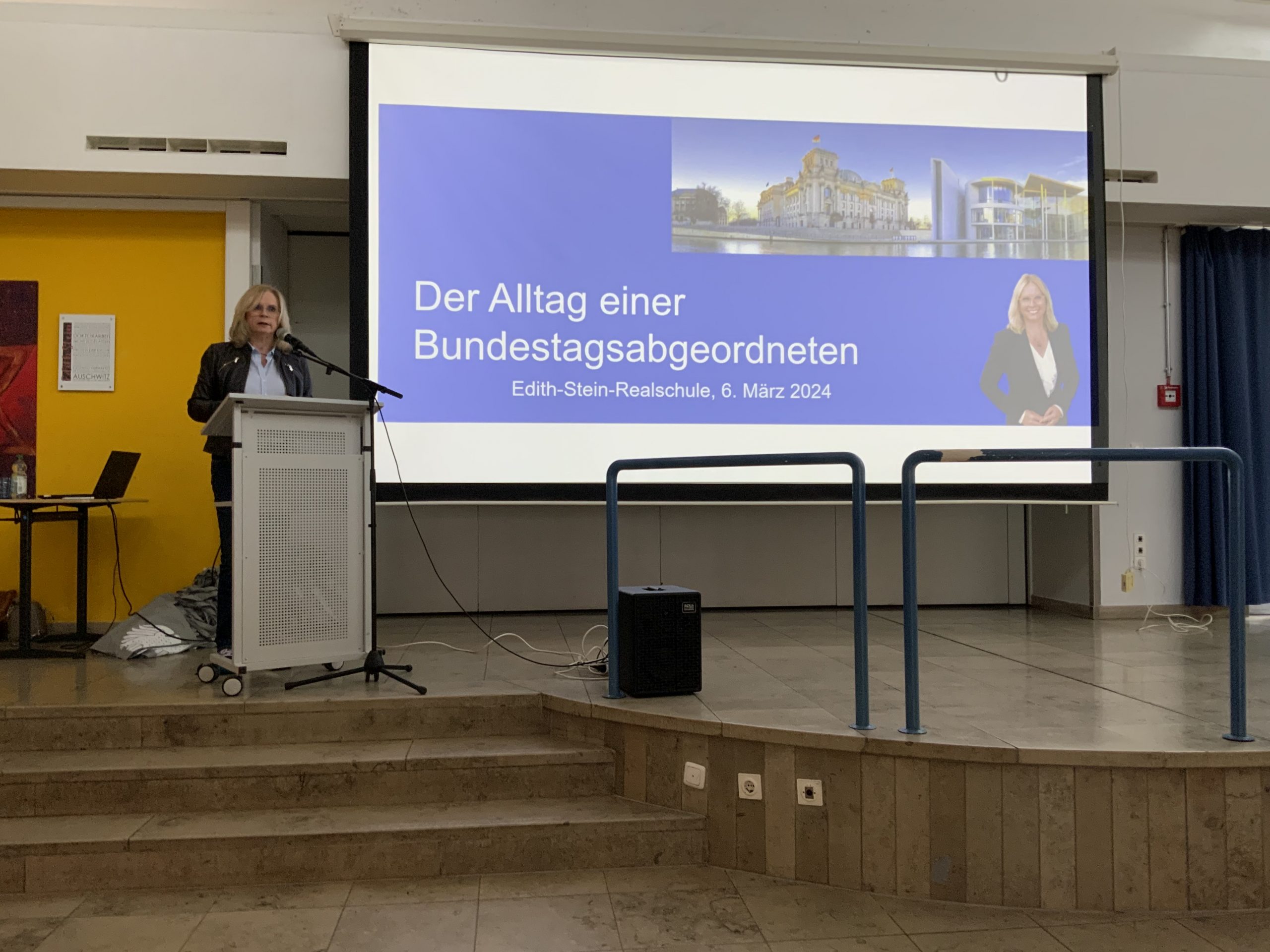 Read more about the article Andrea Lindholz besucht die Edith-Stein-Schule in Alzenau