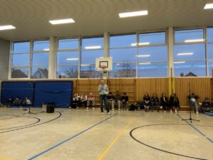 Read more about the article Schülervollversammlung an der Edith-Stein-Schule: Wichtige Themen und Ansprechpersonen vorgestellt