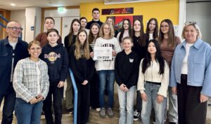 Mehr über den Artikel erfahren Kuchenverkauf der Edith-Stein-Realschule Alzenau zugunsten der Stiftung „Weg der Hoffnung“