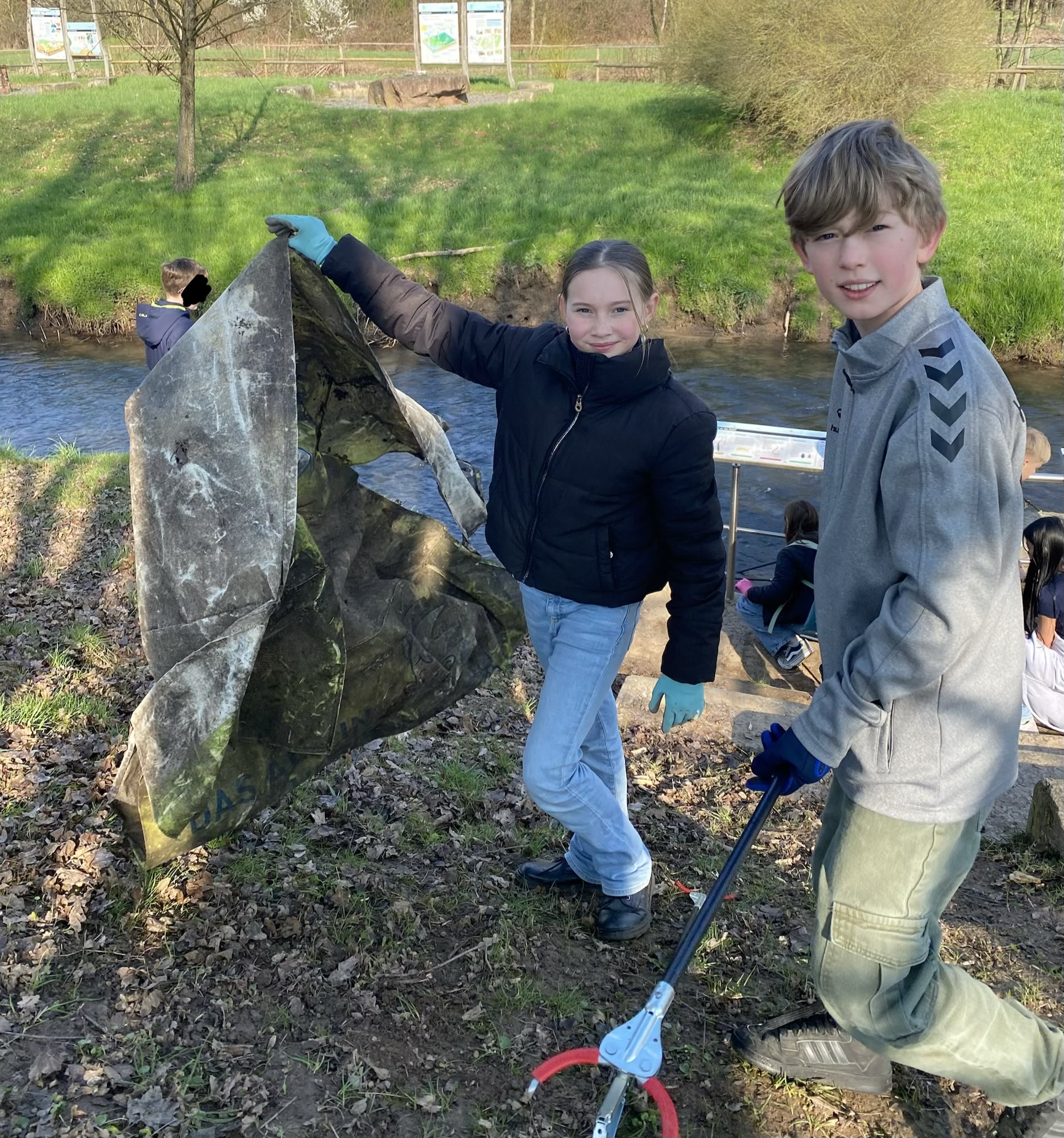 Du betrachtest gerade Gemeinsam für eine saubere Umwelt – Fünftklässler sammeln Müll in Alzenau