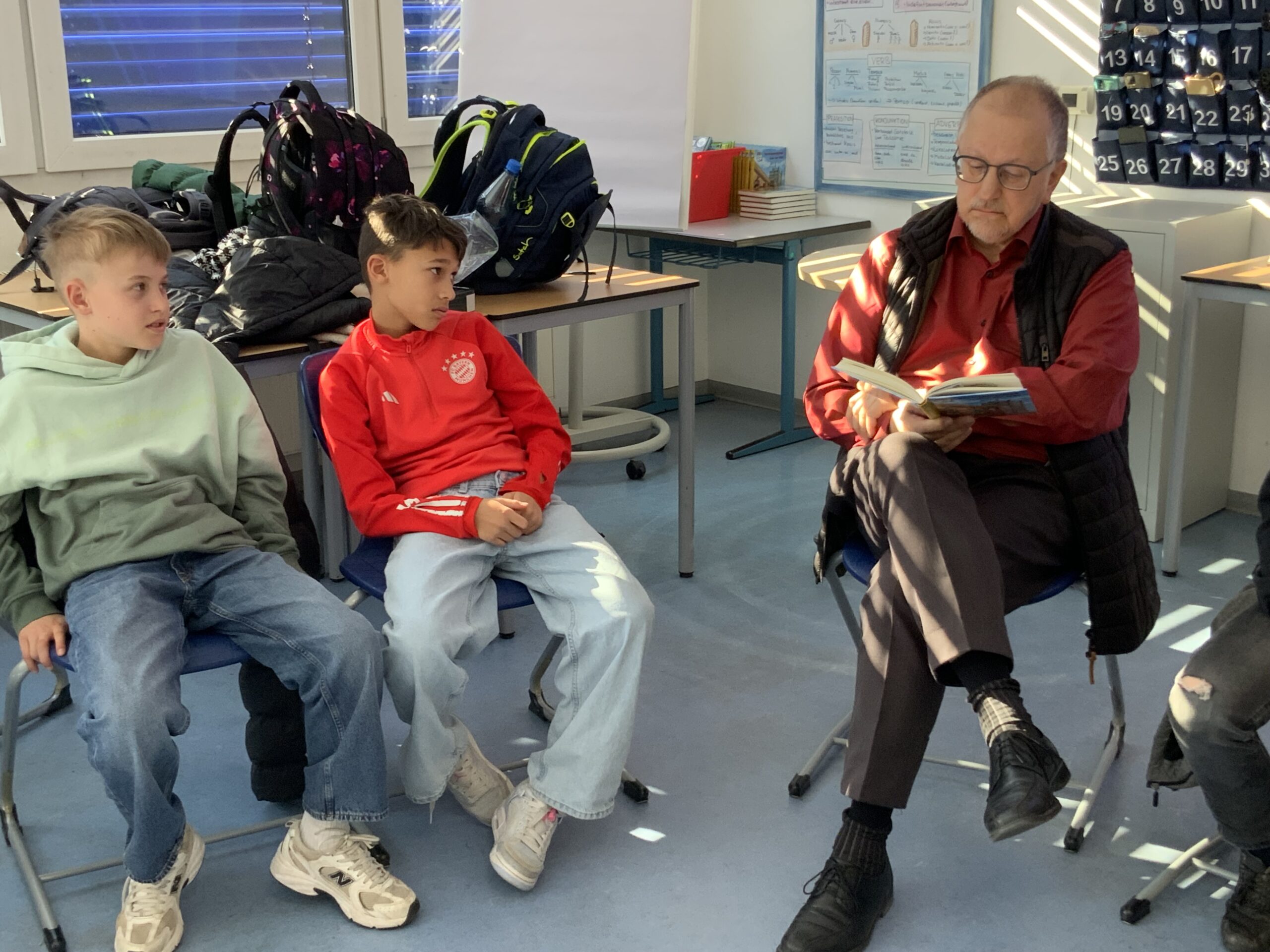 Du betrachtest gerade Politik zum Anfassen – Besuch von Dr. Helmut Kaltenhauser in der Klasse 5b