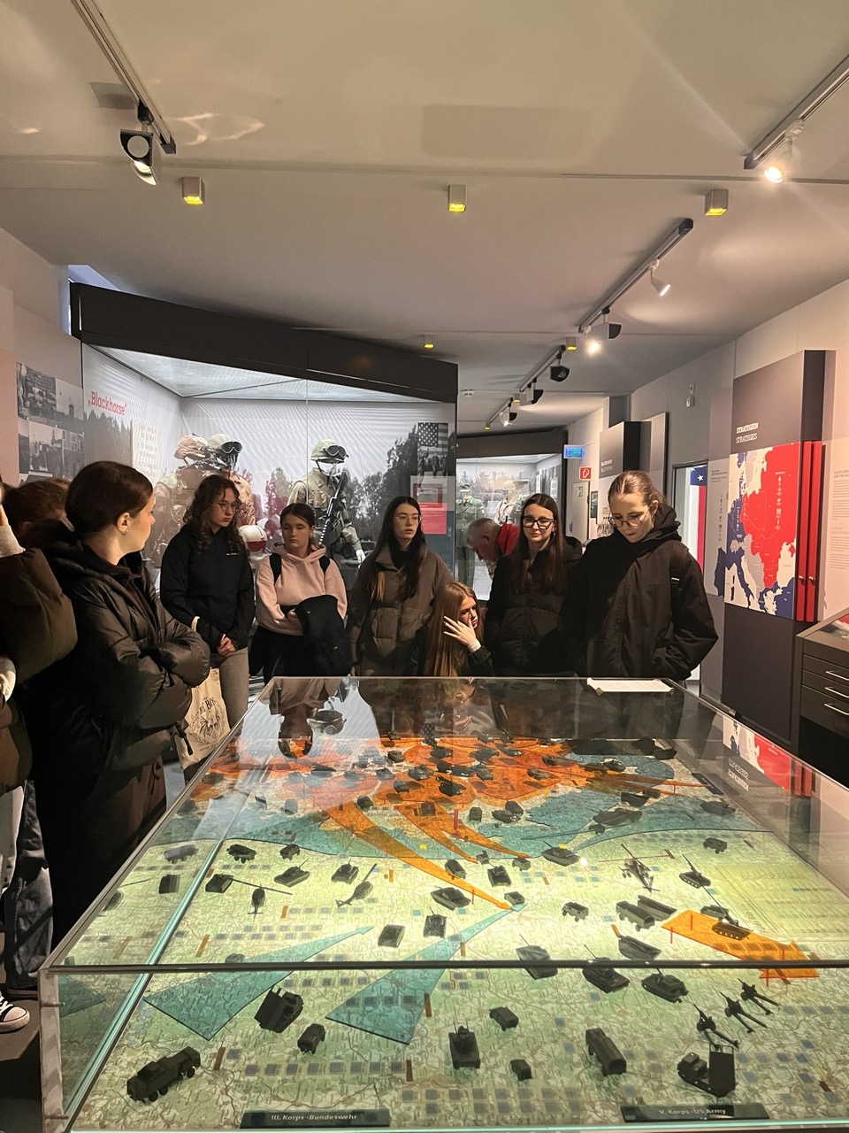 Mehr über den Artikel erfahren Wo Geschichte spürbar wird: Zehntklässler besuchen Point Alpha