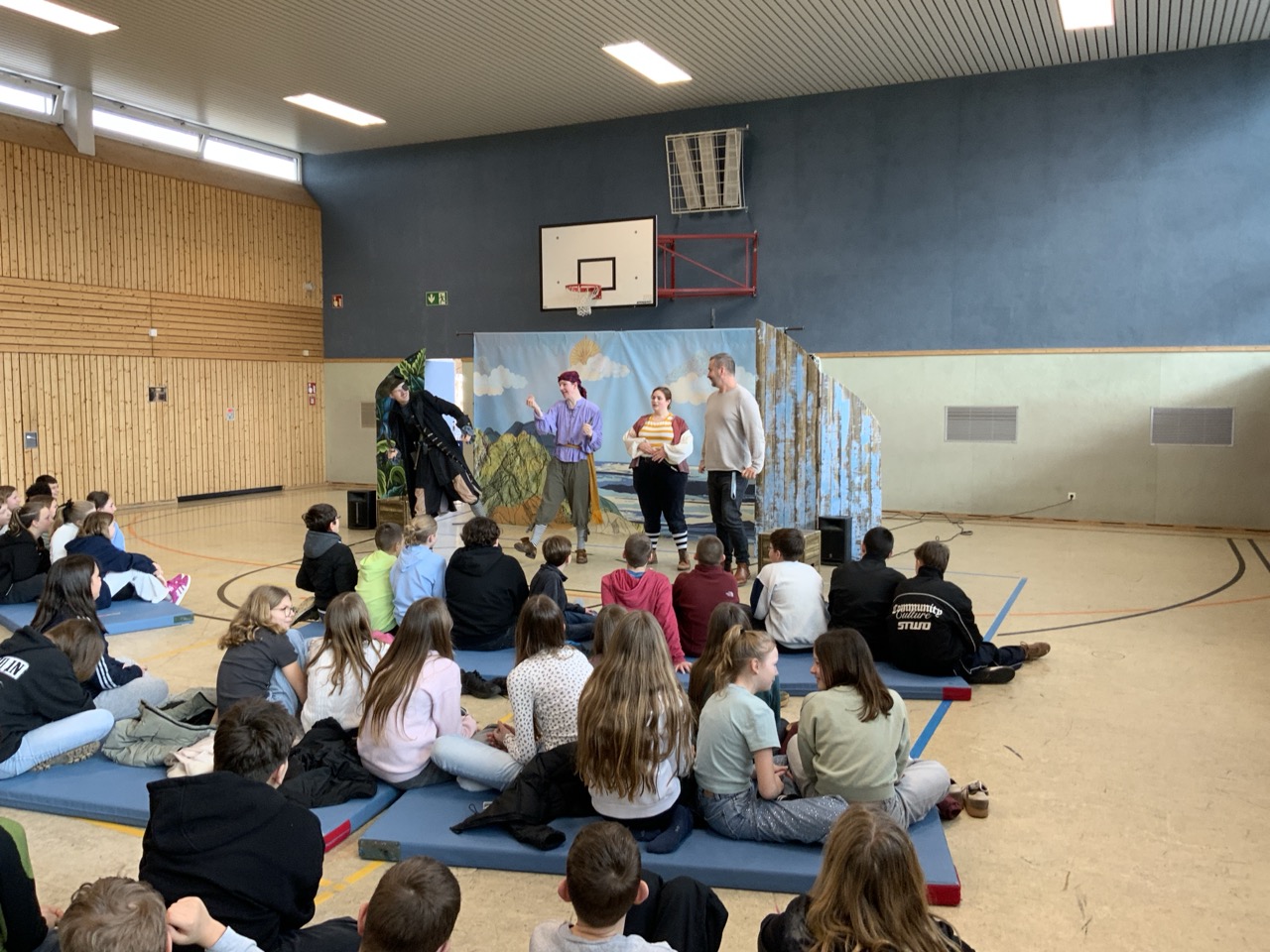 Du betrachtest gerade White Horse Theatre bringt englisches Piratenabenteuer an die Edith-Stein-Schule