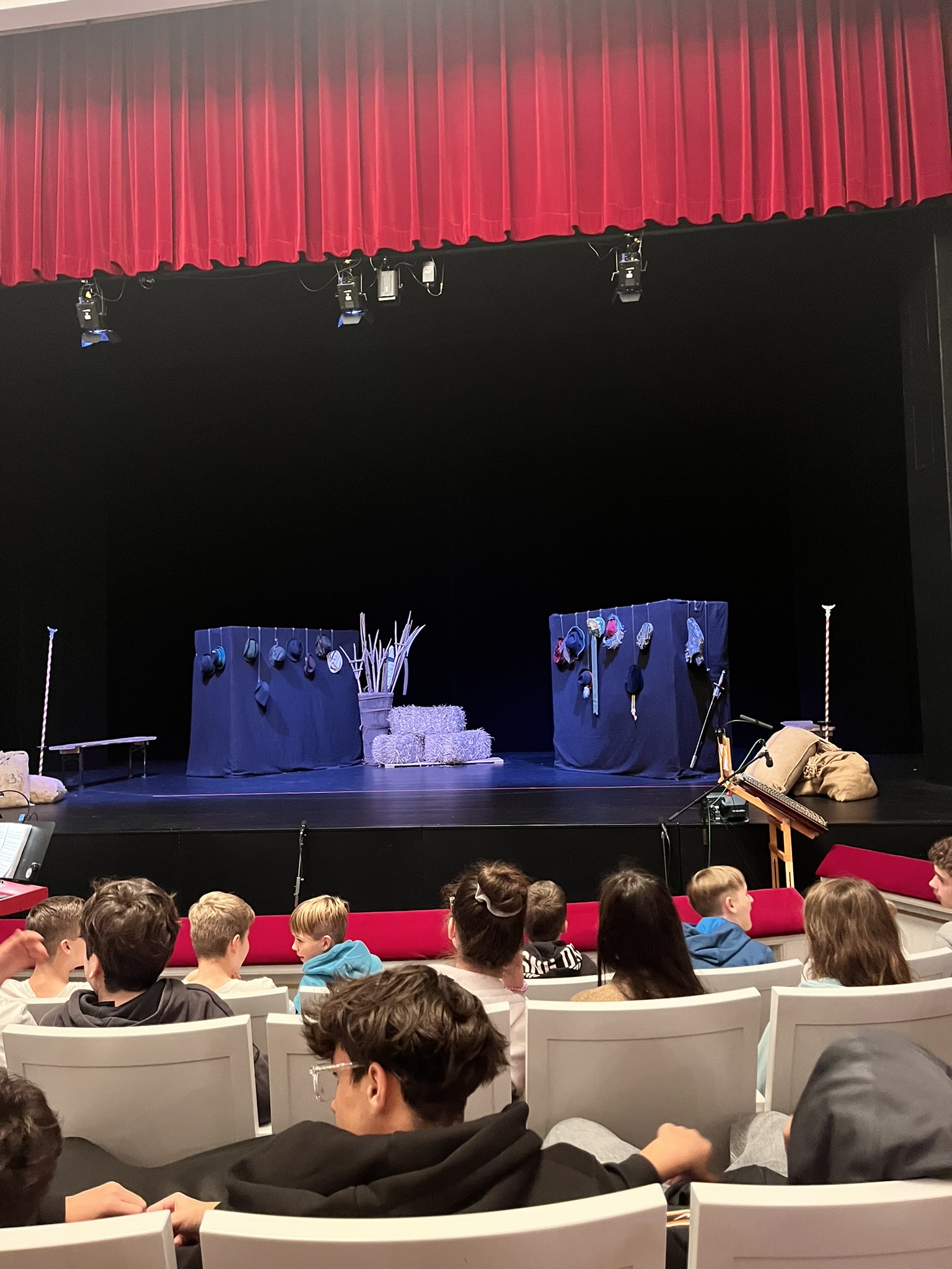 Du betrachtest gerade Geschichte auf der Bühne: Die 7. Klassen in der „Bauernoper“